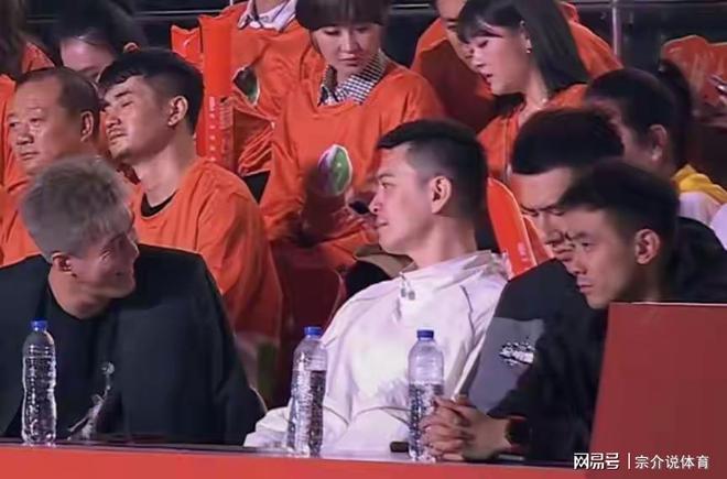 郭艾伦杨鸣和好如初，辽宁队重大喜讯，爆料郭艾伦有望成辽篮老板