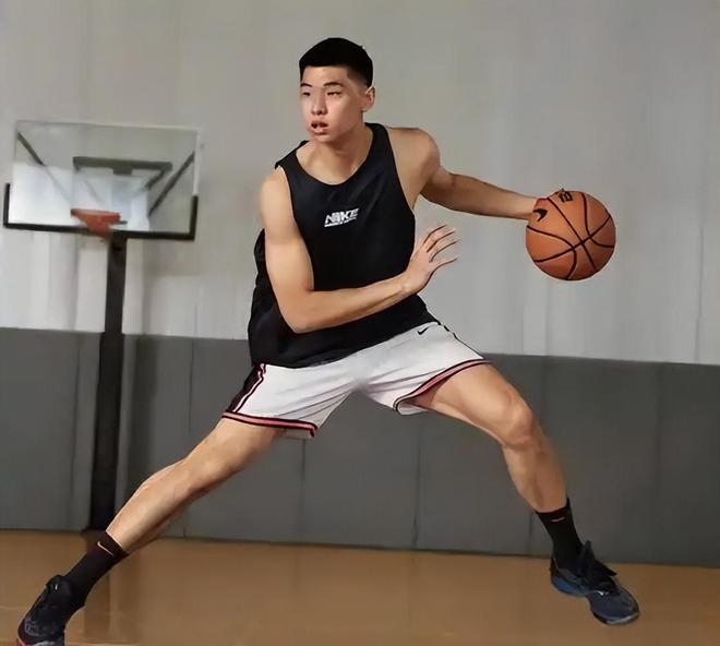 广东男篮正式签约！结束NBA追梦，崔永熙将回归CBA！获4年B类合同