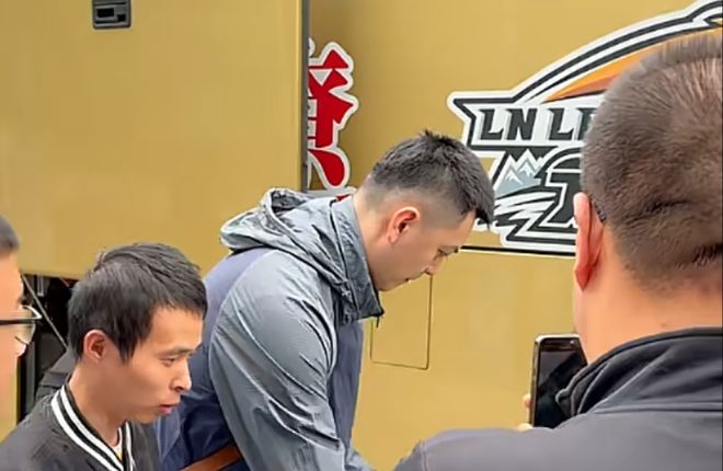 辽宁启程鞍山热身赛！杨鸣狂送签名，李晓旭赵继伟都在，将打3场