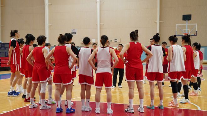 女篮集训更新：宫鲁鸣提要求，热身赛4战3胜，王治郅特训韩旭