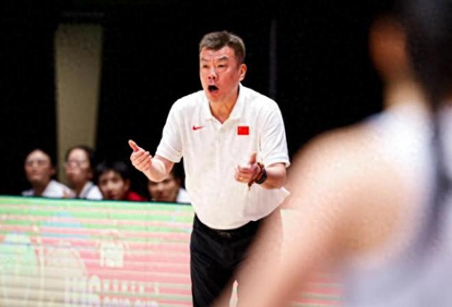 U16女篮教练给宫鲁鸣上课！放弃双塔仍击败新西兰，宫导该醒醒了