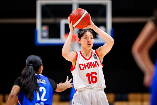 轰12+15进四强！中国女篮又一15岁1米90新星闪耀崛起：曾两获MVP