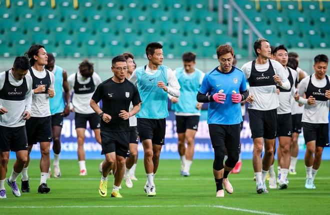 两大足球城争前八！廖妈PK学霸 五外援竞争留下 梭鱼湾拒绝被双杀