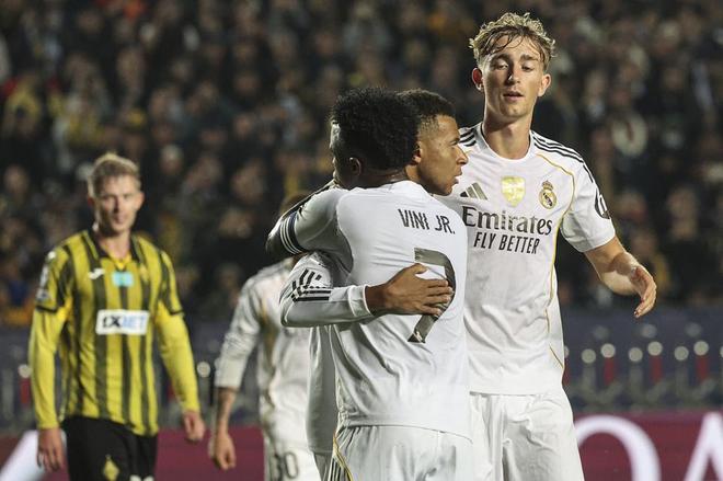 皇马5-0中亚黑马！欧冠开局2连胜 姆巴佩戴帽+近6场10球 门神助攻