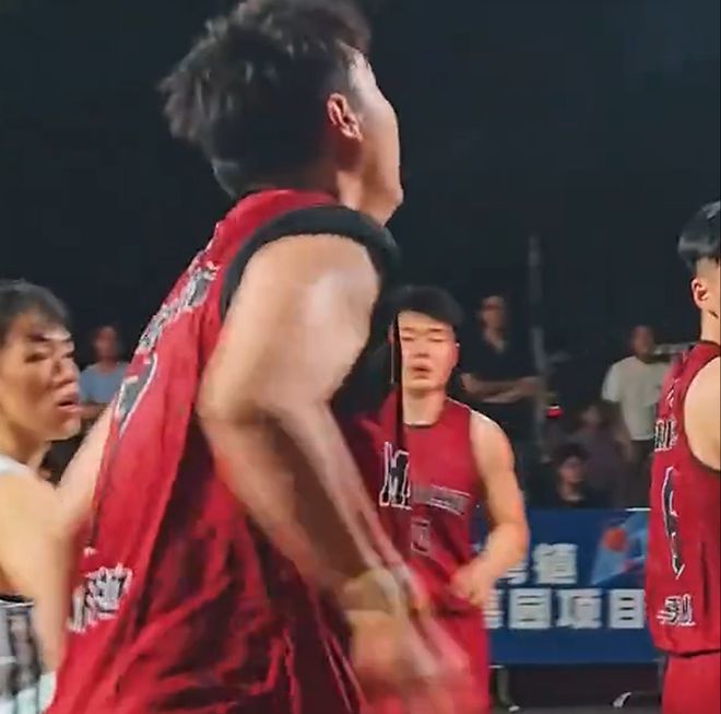 张明池彻底释放了！离开广东成大肥池，野球场嘻哈打快乐篮球！