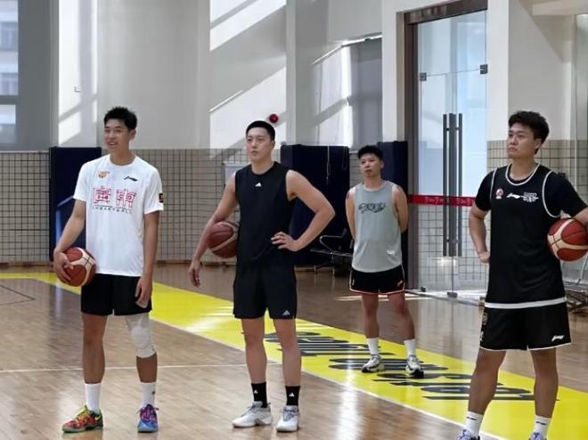 赵睿现身广东宏远训练场，身穿首钢训练服，和胡明轩、崔永熙同框