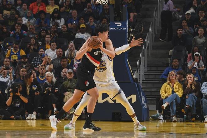 杨瀚森是CBA最佳防守球员，去NBA怎么成防守软肋了？讲2点原因！