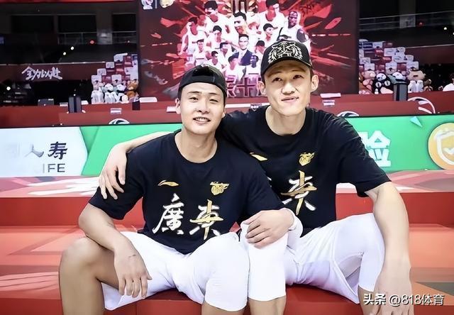 老六!杜锋率广东队为队长周鹏庆生,赵睿联手训练师拍蛋糕得意大笑