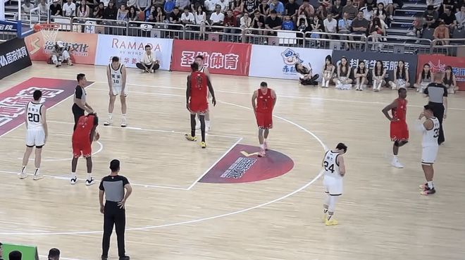 杜锋热身赛又犯迷糊！矮个搭配老寒腿无防守，该出去进修一下了！