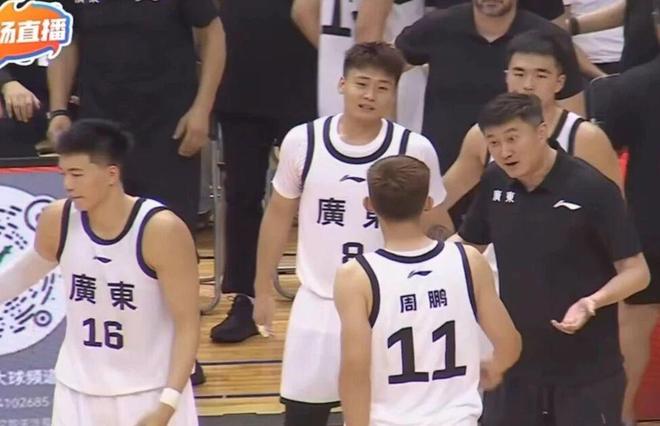 廣東隊93-49大勝美國球隊，單節(jié)31-7半場47-17，杜鋒對張皓嘉不滿