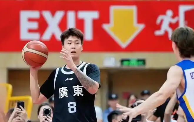 28分大胜，广东掀翻浙江队！胡明轩14+4终爆发，锁定小组第1进8强