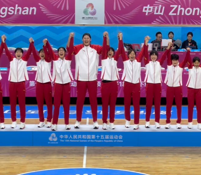 2.26米张子宇颁奖稳居C位：夺冠后兴奋舞蹈 将金牌送给教练超暖