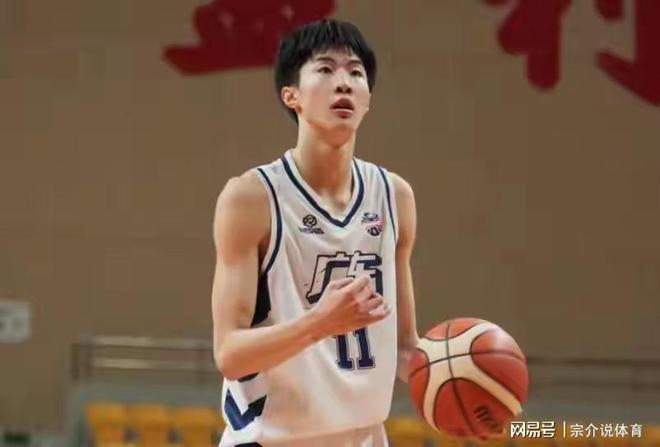 广东队获金牌后再现神操作，朱芳雨签约小胡明轩，杜锋爱徒太给力