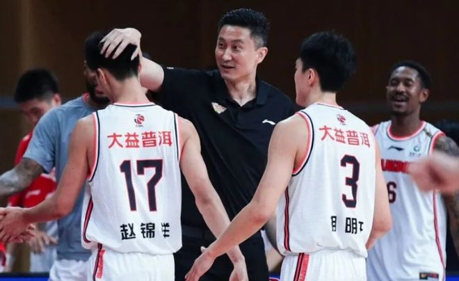 定了！广东宏远冠军后卫加盟山东球队，昔日杜锋爱徒却被买断合同