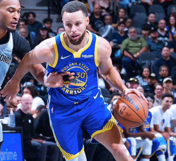 勇士罚球准绝杀迎2连胜！全队狂欢庆祝，谁注意库里的举动