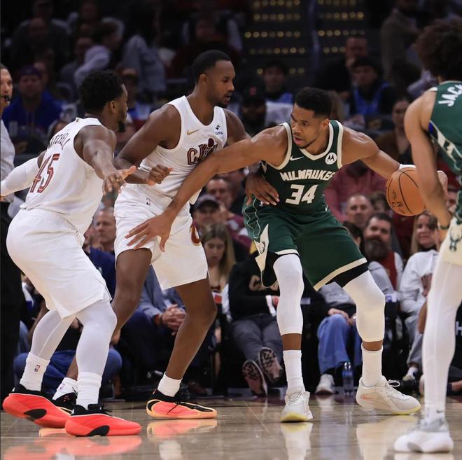 狂轰40+14+9+2+2,字母哥创2大NBA历史第1神迹!雄鹿无缘18分逆转