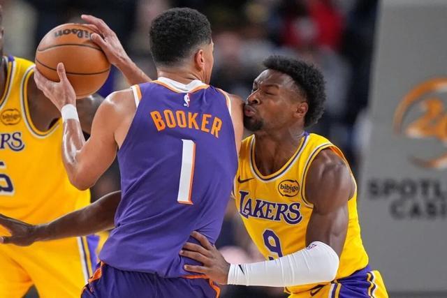 NBA季前赛 | 湖人81比103不敌太阳，东詹缺阵里夫斯20分，布朗尼12中1，布克24+7