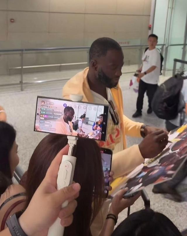 追梦格林抵达上海开启中国行 明晚将和陈泽文打百分大战