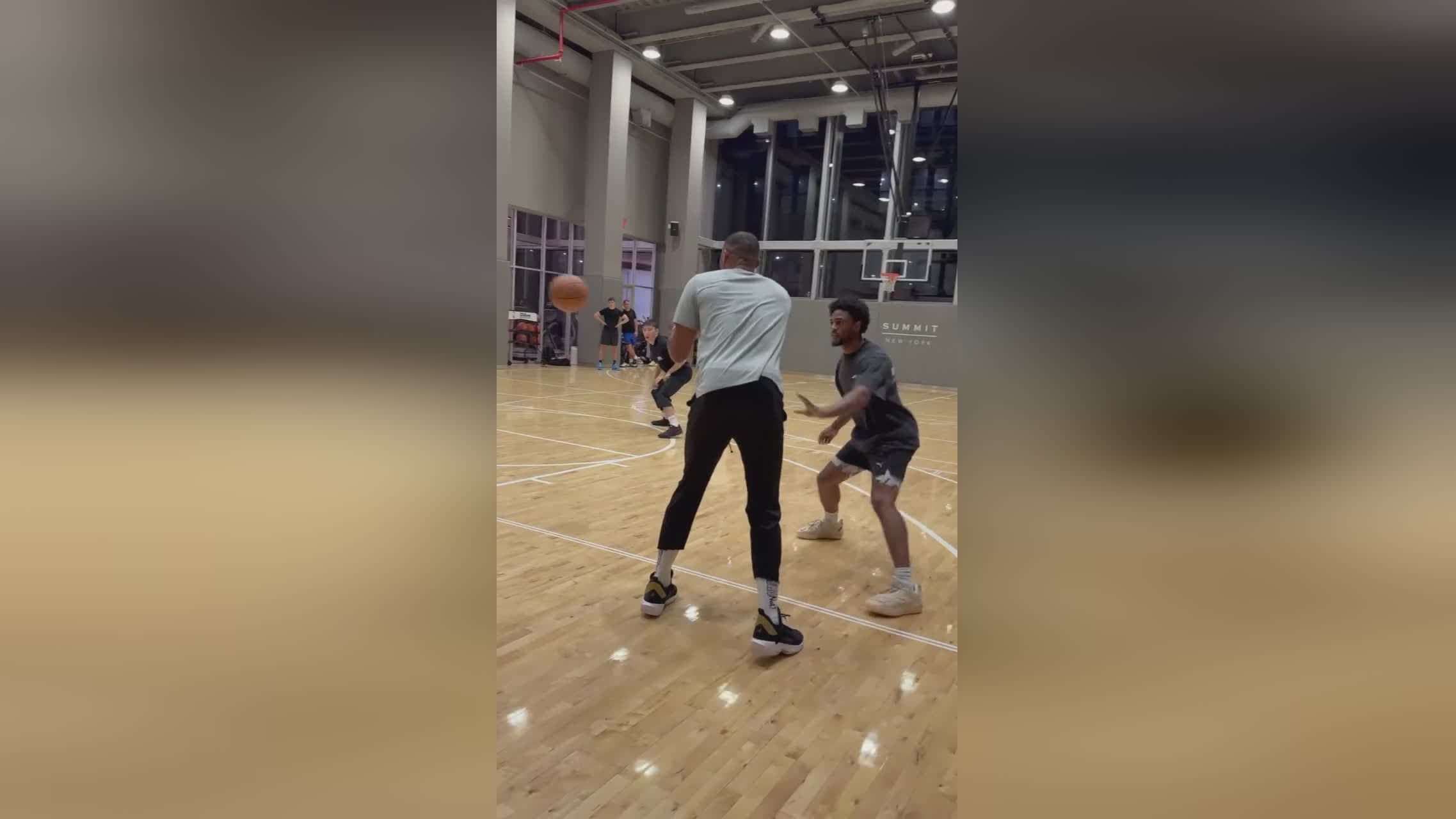 训练师晒威少最新训练视频：苦练三分跳投和篮下终结技术