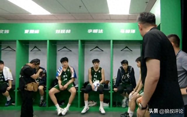 广东省实夺得校史首座耐高总冠军！杜锋在中场和球员说了什么？