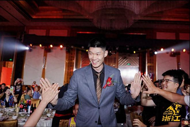 破案了！3队都抢胡金秋，为何最后广厦抢到？缪总温情操作捕人心