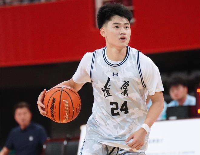 轰19+6夺第一！中国男篮又一19岁留美新星崛起：未来主控是他？