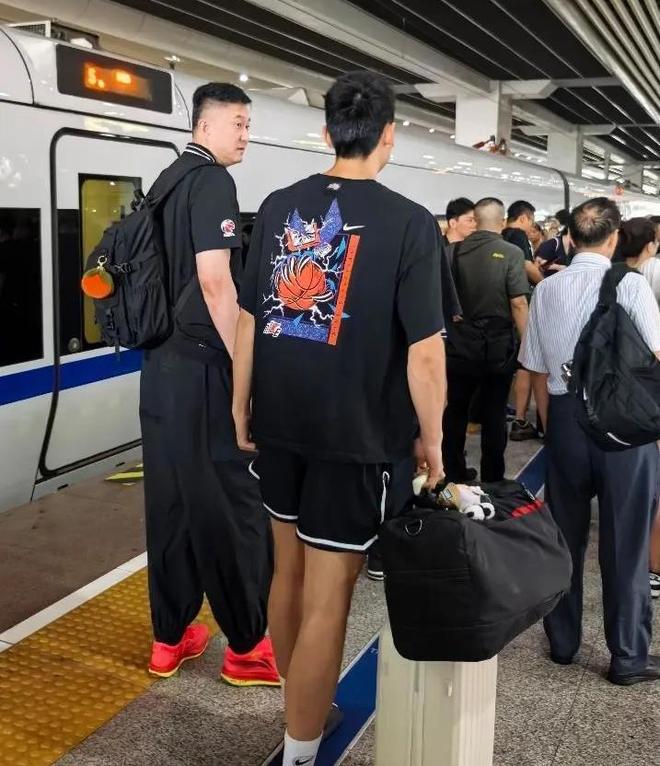 来了！广东新援已经跟队 在车站和杜锋热聊