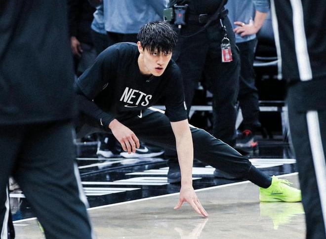 真成吉祥物了？篮网17人上场打球，唯独曾凡博无理由被弃用！