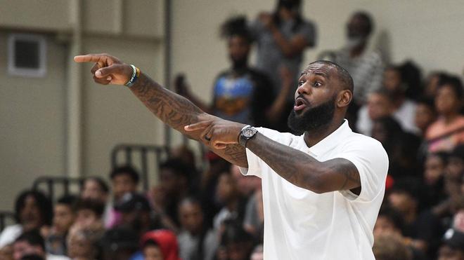有意思，NBA传奇斯托克顿用“乘直升机登顶”的比喻痛批詹姆斯