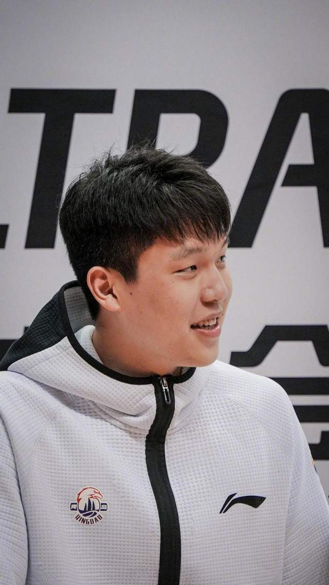 社牛!杨瀚森视频连线小卡教他说中文垃圾话,逗得机器人魔性大笑