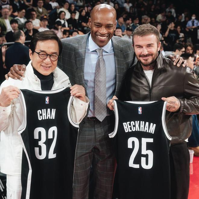 篮网社媒晒出成龙、卡特、贝克汉姆场边合影：三个GOAT