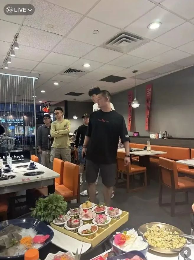 楊瀚森試訓(xùn)綠軍？網(wǎng)友在波士頓火鍋店偶遇他 此前七隊名單已曝光
