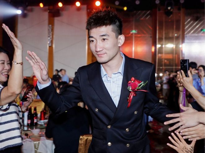 广厦官宣庆功宴！王博拿冠军鼎，各老臣参加仪式，胡金秋敬酒跳舞