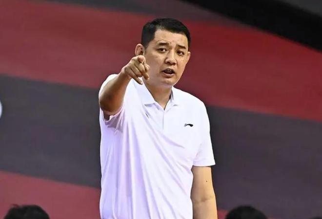 巩晓彬挂帅，山东U22男篮15分大胜，管子煜27+12曲笑宇13+12！