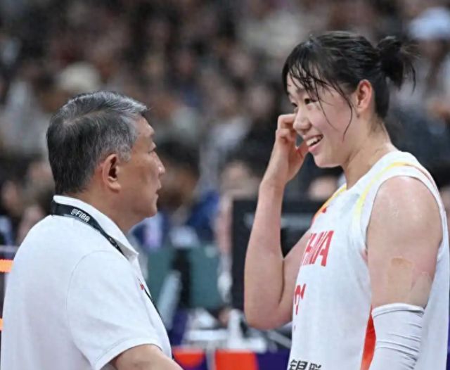 中国女篮锋线贾赛琪耳朵受伤缝针治疗
