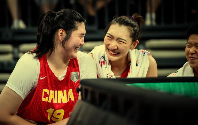 双塔威力真大，宫鲁鸣一招制敌！张子宇18+4，小杨9+9,女篮两连胜