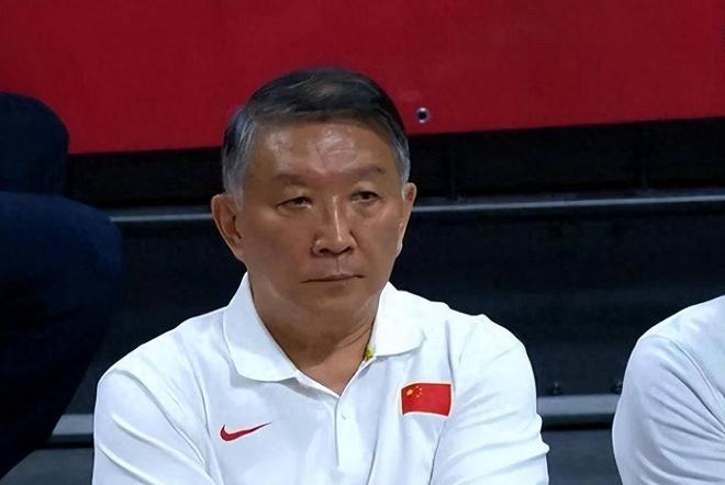 中国女篮溃败48小时，18岁张子宇深夜力挺宫鲁鸣，女姚明高情商