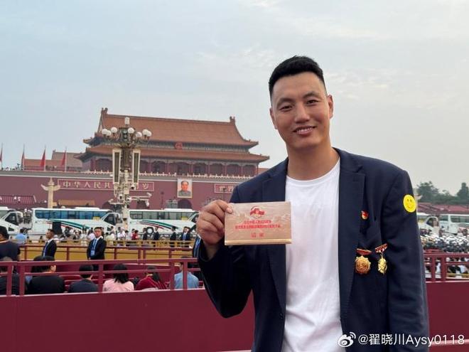 佩戴獎(jiǎng)?wù)聟⒓娱啽鴥x式！翟曉川：正義必勝、和平必勝、人民必勝