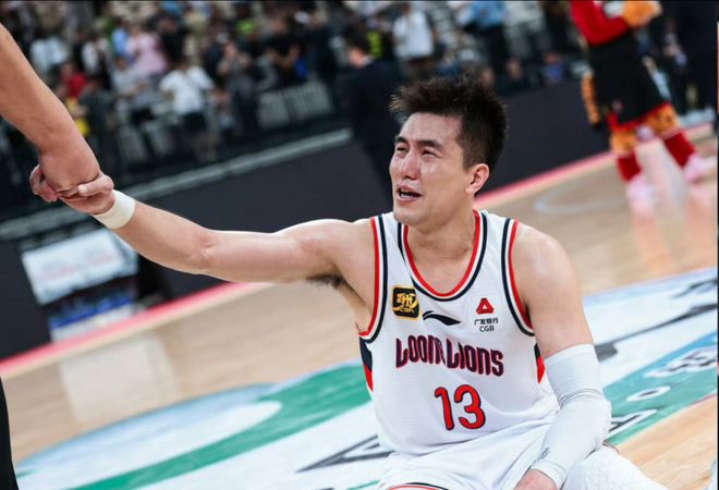 缺席广州NBA季前赛！郭艾伦称专心康复却跑去踢球，球迷：退役吧