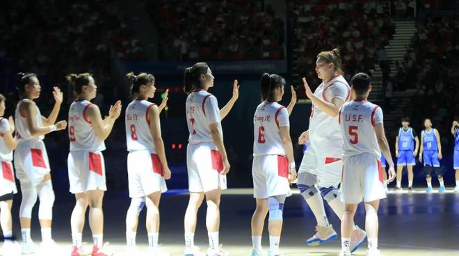 爆砍40+12！中国女篮2米中锋太霸气，完胜张子宇，宫鲁鸣应重用她