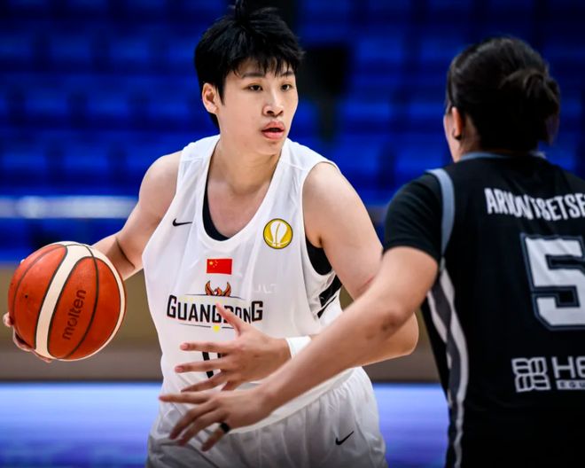 女篮又一00后冒尖：12中9打成广东核心 宫鲁鸣用30天集训助她蜕变