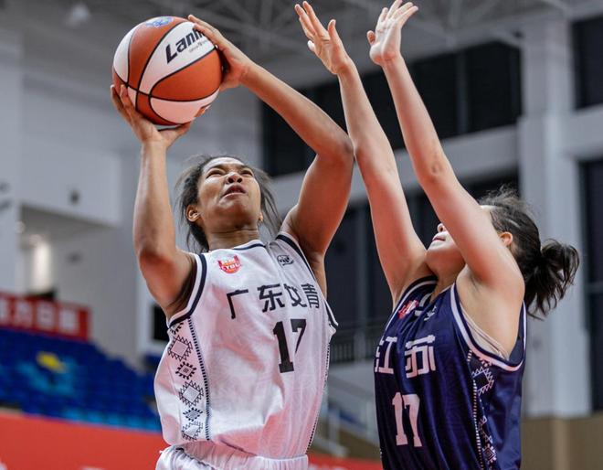 轟28+8！中國女籃17歲1米85混血新星崛起：全運會挑戰(zhàn)2米26張子宇