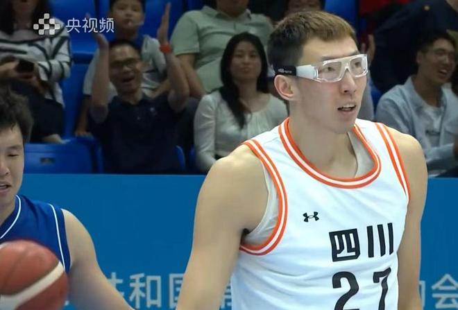 四川19分大勝上海，四戰(zhàn)全勝晉級八強，周琦19+12李弘權19+11