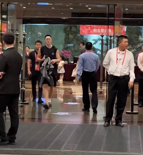 场下朋友！胡明轩和徐杰赛后请客吃宵夜 球迷调侃安排的明明白白