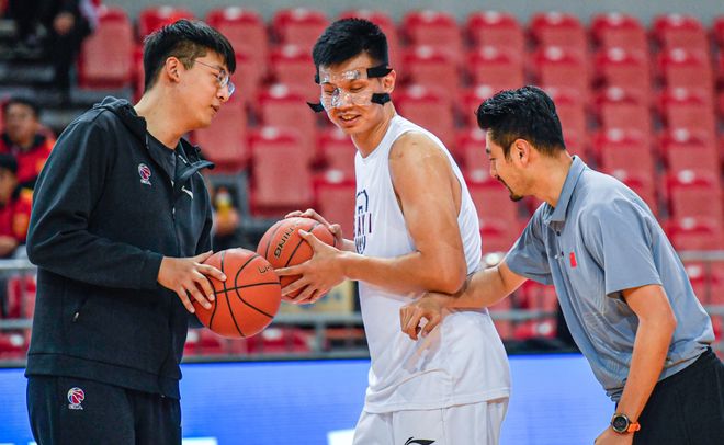 还回CBA打球吗？许钟豪竟加盟NBL湖南队 因动作过大屡惹争议