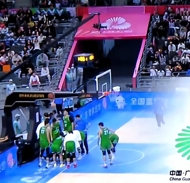 辽宁遭噩梦！赵继伟四强突发受伤，场下治疗表情痛苦，已回更衣室