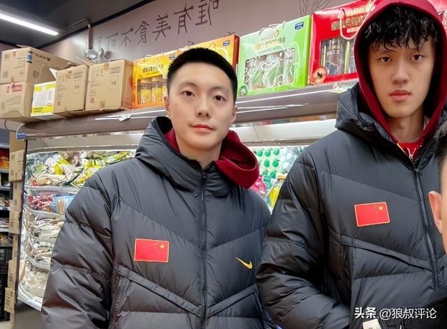 好哥们！网友社媒晒曾凡博胡明轩身披国家队羽绒服动态