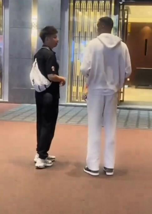 抵达！广东新援已经到宾馆 球迷又调侃看走路姿势如何