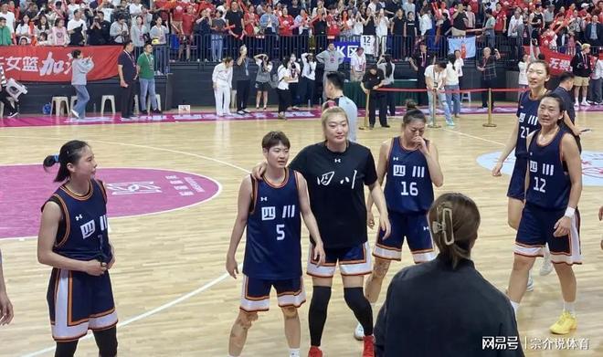 李梦2分被打爆，杨舒宇22分，难怪宫鲁鸣淘汰他，中国女篮崛起