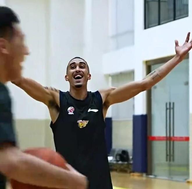 广东队积极备战！奎因心情大好 崔永熙亮相 王少杰归队